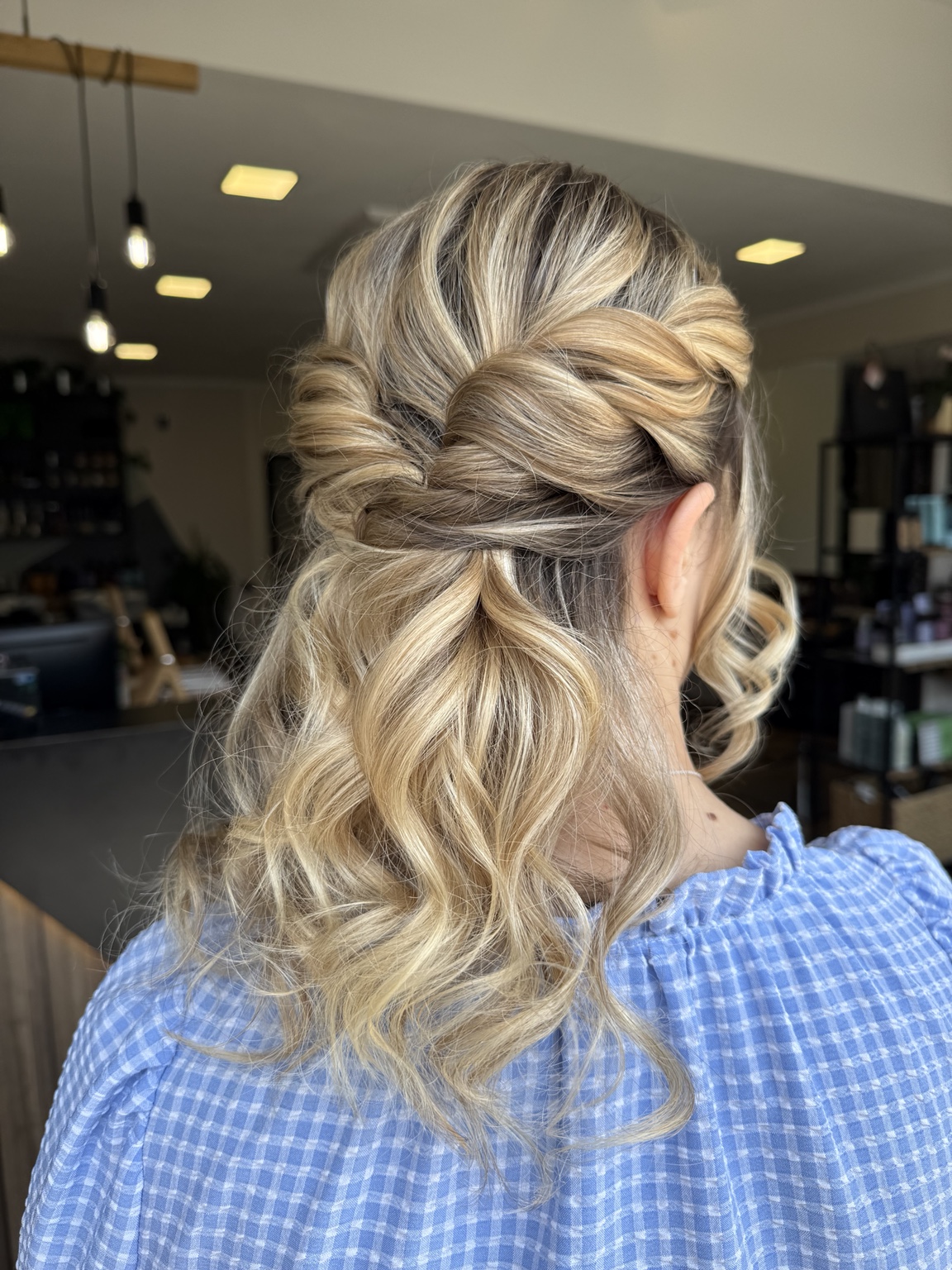 Acconciatura bionda raccolta realizzata da GLAM