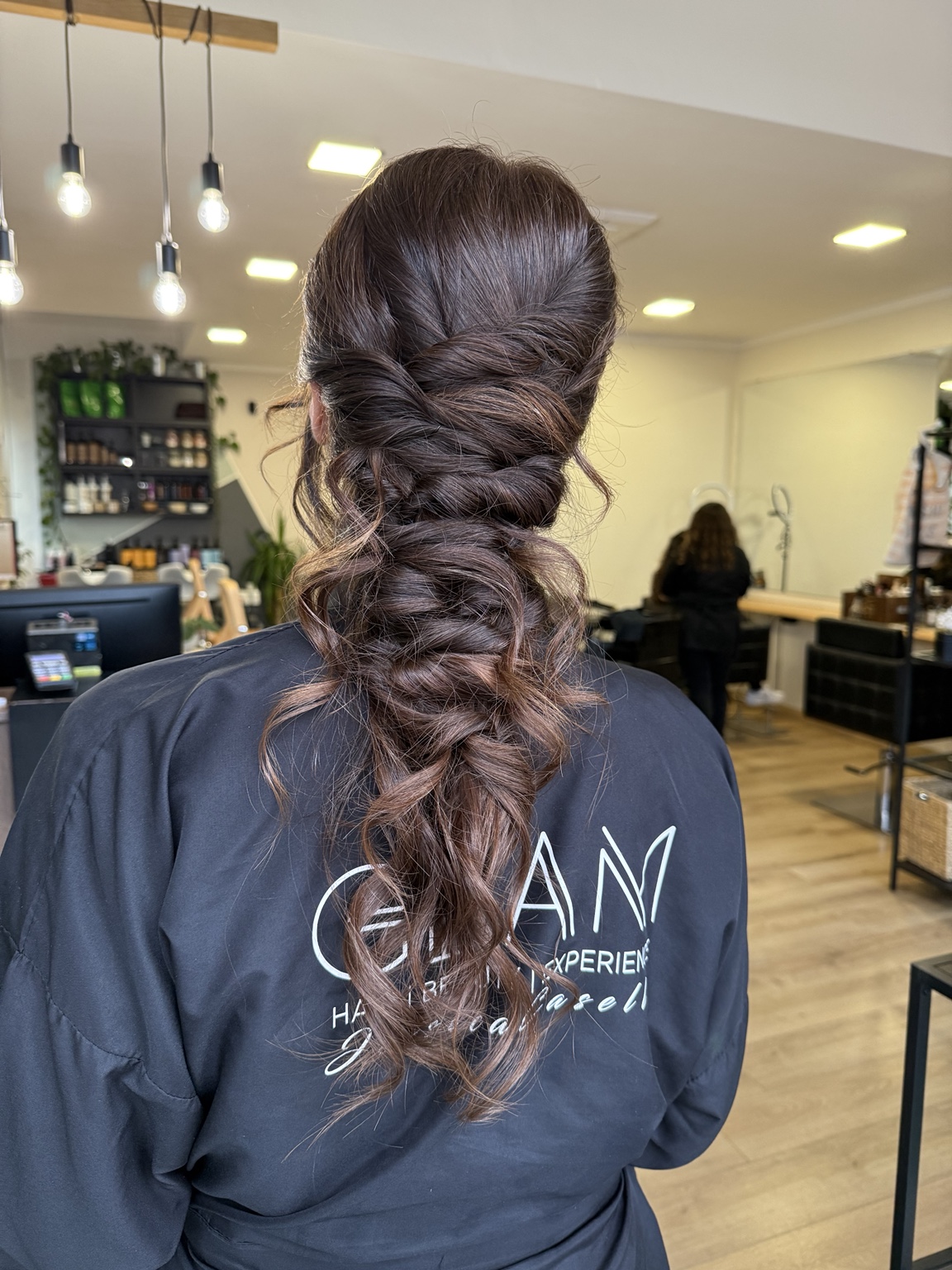 Acconciatura castana intrecciata realizzata da GLAM