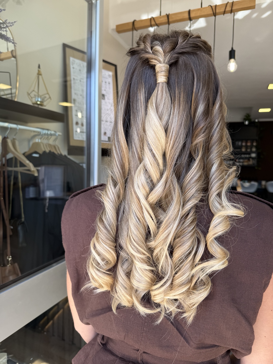 Acconciatura bionda semiraccolta realizzata da GLAM